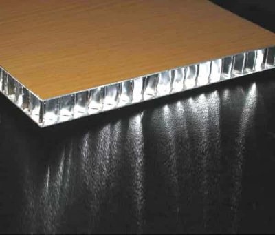 鋁蜂窩板是采用高韌性粘接劑研制成的復合材料